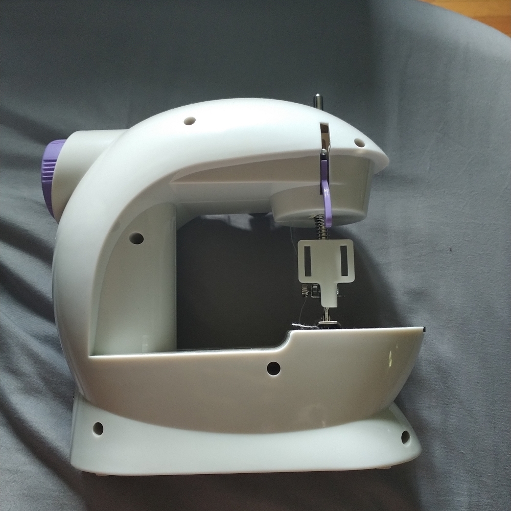 Mini sewing machine - Picture 3 of 3